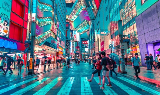 People going to work in Japan